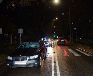 auto stoi na jezdni w tle radiowóz