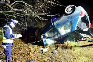 policjanci pracują na miejscu wypadku