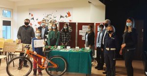 policjanci pozują do zdjęcia z laureatami konkursu