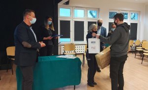 policjanci pozują do zdjęcia z laureatami konkursu