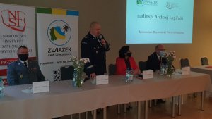 Związek Gmin Pomorskich zorganizował konferencję pn. „ Zadania i kompetencje wójta, burmistrza, prezydenta, starosty w zakresie zapewnienia bezpieczeństwa”. Wśród gości zaproszonych do otwarcia wydarzenia byli: Komendant Wojewódzki Policji w Gdańsku nadinsp. Andrzej Łapiński, Dyrektor Narodowego Instytutu Samorządu Terytorialnego dr Iwona Wieczorek oraz Prezes Zarządu Związku Gmin Pomorskich, Wójt Gminy Trąbki Wielkie p. Błażej Konkol.