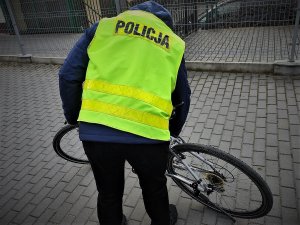 Policjant z odzyskanym rowerem