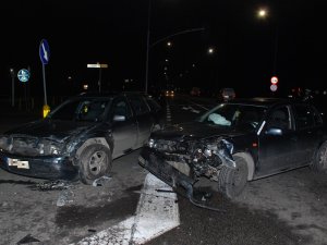 policjanci pracują na miejscu wypadku drogowego