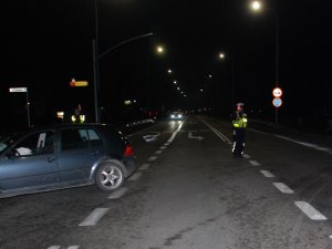 policjanci pracują na miejscu wypadku drogowego