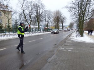 policjant zatrzymuje auto do kontroli