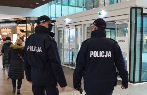 policjanci wchodzą do gakerii handlowej