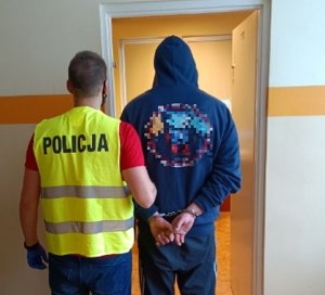 policjant z zatrzymanym mężczyzną