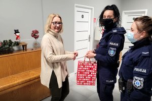 policjanci z pomocą w hospicjum i domu dziecka