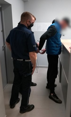 policjanci z zatrzymanymi za kradzież rozbójniczą