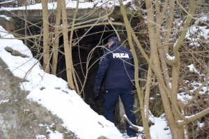 policjanci podczas kontroli miejsc przebywania osób bezdomnych i zagrożonych wychłodzeniem