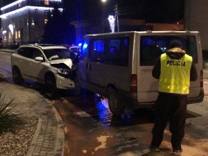 policjanci w trakcie pracy przy zdarzeniu drogowym