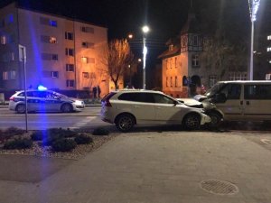 policjanci w trakcie pracy przy zdarzeniu drogowym