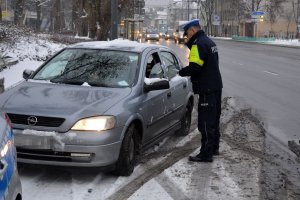 policjant podczas prowadzonej interwencji