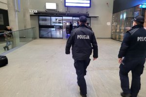 policjanci podczas kontroli stosowania obostrzeń covidowych