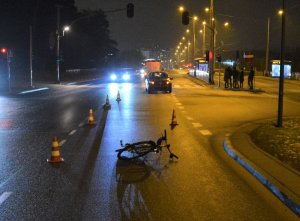 policjanci na miejscu zdarzenia drogowego