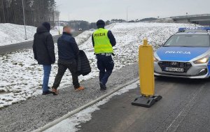 policjanci prowadzą zatryzmanego