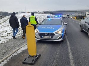 policjanci prowadzą zatryzmanego