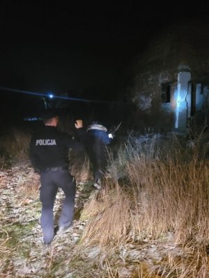 policjanci idą do pustostanu