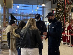 policjanci kontrolują przestrzeganie obostrzeń w galeriach handlowych