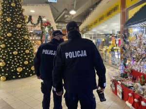 policjanci kontrolują przestrzeganie obostrzeń w galeriach handlowych