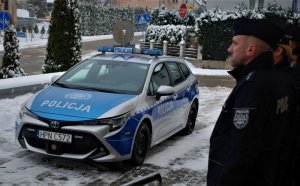 policjanci stoją przy nowym radiowozie