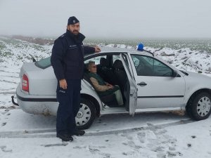 policjanci z odnalezioną 80-latką