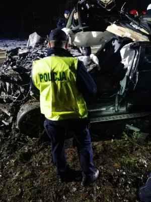 policjanci podczas pracy przy zdarzeniu drogowym