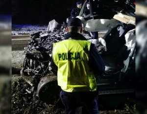 policjanci podczas pracy przy zdarzeniu drogowym