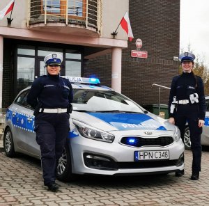 policjantki stoją obok radiowozu