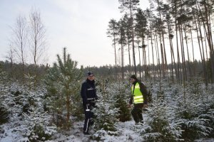 policjant i leśniczy w lesie