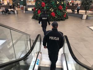 policjanci kontrolują obostrzenia covidowe w galeriach handlowych