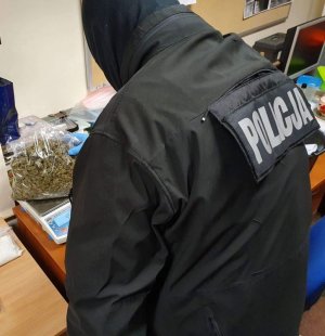 policjant waży zabezpieczone środki odurzające