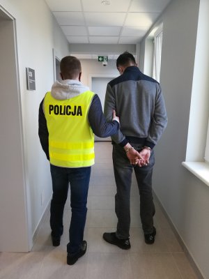 policjant z zatrzymanym oraz wydobyty z rzeki sejf