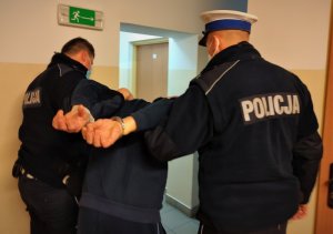 policjanci z zatrzymanym obywatelem Ukrainy