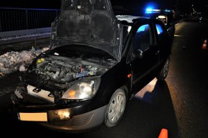 policjanci pracujący przy zdarzeniu drogowym