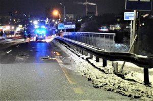 policjanci pracujący przy zdarzeniu drogowym