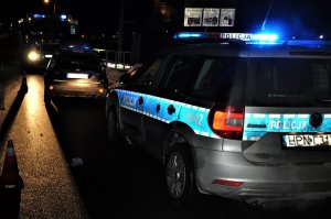 policjanci pracujący przy zdarzeniu drogowym