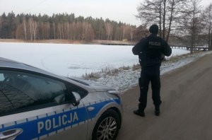 policjant przy zbiorniku wodnym