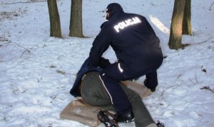 policjanci pomagają osobom bezdomnym