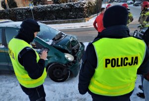 policjanci podczas pracy przy zdarzeniu drogowym