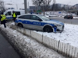 policjanci pracowali podczas zdarzenia drogowego z radiowozem