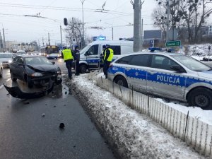 policjanci pracowali podczas zdarzenia drogowego z radiowozem