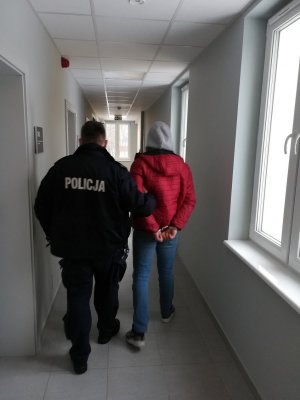 policjant z zatrzymanym mężczyzną