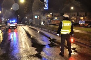 policjanci pracują na miejscu potrącenia pieszej