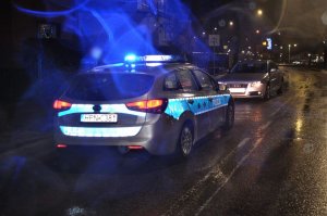 policjanci pracują na miejscu potrącenia pieszej