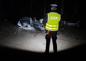 policjanci pracują na miejscu wypadków drogowych