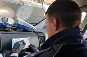 policjant wypisujący mandat