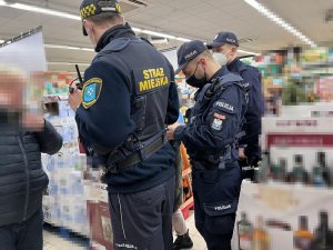 Policjanci sprawdzają przestrzeganie obostrzeń