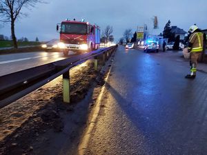 policjanci podczas pracy przy zdarzeniach dotyczących potrąceń pieszych