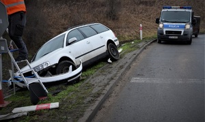 policjanci podczas pracy przy zdarzeniu drogowym z pijanym mężczyzną